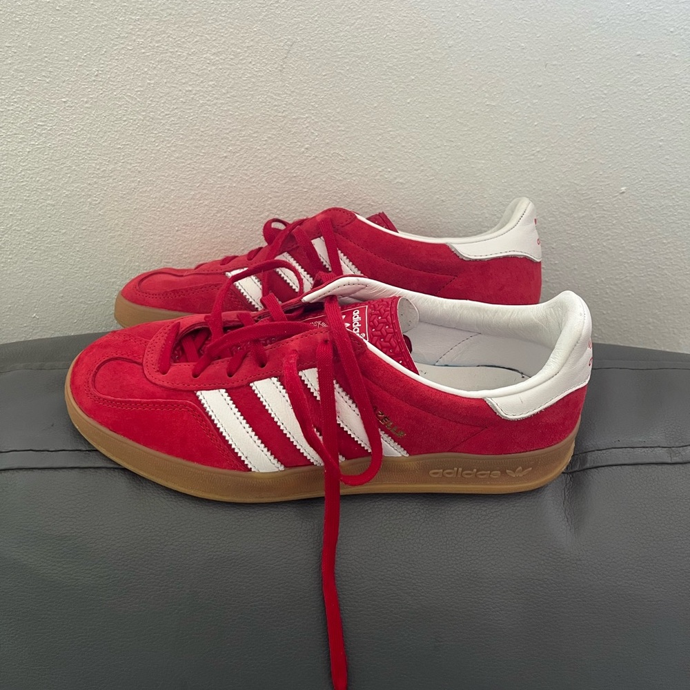 ADIDAS GAZELLE INDOOR MENS SIZE 6.5 “SCARLET GUM”